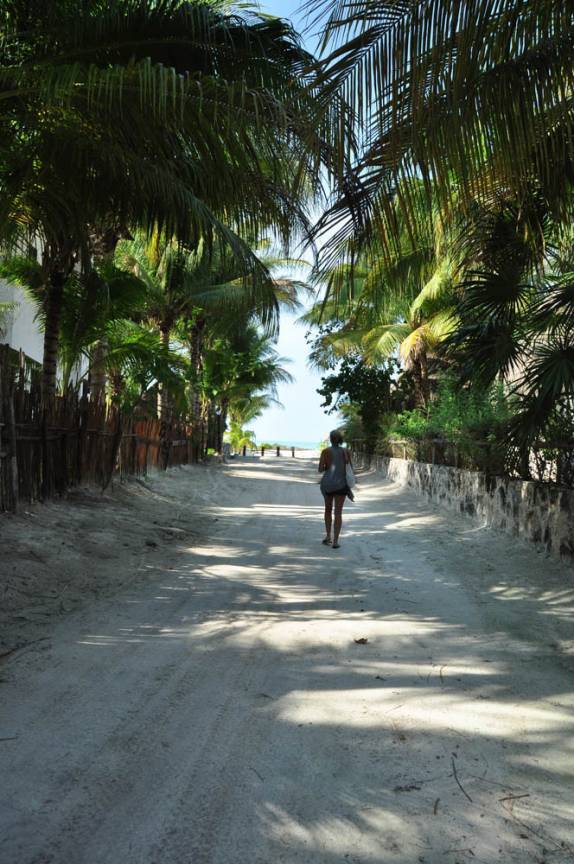 Caminhando para a praia nas ruas de areia da ilha de Holbox, no norte do Yucatán, no México